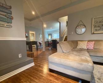 Country Hideaway by Georgian Bay - Port McNicoll - Living room