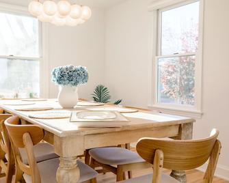 Bright Escape, Top-Rated Design, Fire pit, Near Beach, 90 minutes to NYC - Fairfield - Dining room