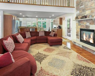 Huge Masthope retreat king sz bed , hot tub , game room - Lackawaxen - Salon