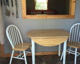 Small 1 Bedroom Cottage for Short Term 30 Day Rental - Hastings - Comedor