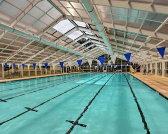 Golf Course View Modern Keowee Key Condo - Salem - Piscina