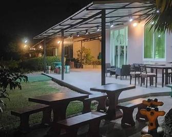 Davy's Cottage Phuket - Thep Krasattri - Innenhof