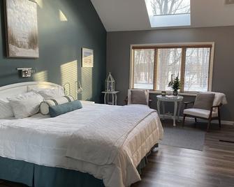 3000+ square foot townhome on The Betsie Valley 18th fairway - Thompsonville - Bedroom