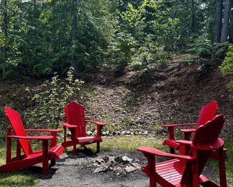 Bluebird Chalet- Chalet One - Salmon Arm - Patio