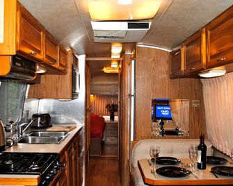 Inviting Campervan Rental with a Homey Interior near Ledbury, England - Hanley - Cocina