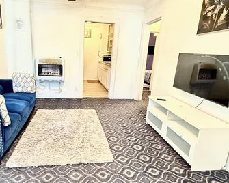 A cozy home with fire place - Detroit