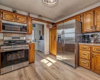 Quiet, comfortable & extensively updated - 2 bedroom - Ada - Küche