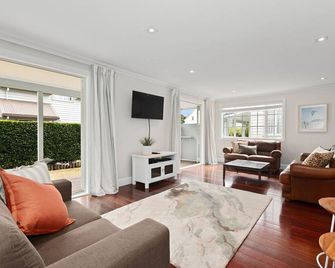 Sandy Jandal - 3-5 Bedroom - Russell Cottages - Russell - Pokój dzienny