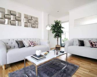 Dray Court - Luxury 2 Bedroom Apartment - Cardiff - Living room