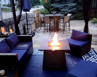 Welcome to North Beach Bungalow! Steps to the Beach, Minutes to Everything! - Racine - Patio