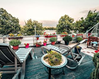 Island Hostel Budapest - Budapest - Balcony