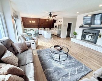 Channel Front A-frame Retreat - Syracuse - Sala de estar