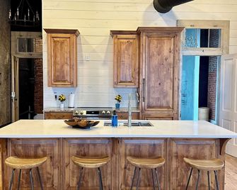 Light Filled Loft on Town Square - Carlinville - Cocina
