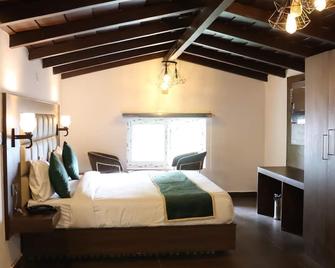 Naini Jungle Retreat By Tag Resorts - Nainital - Schlafzimmer