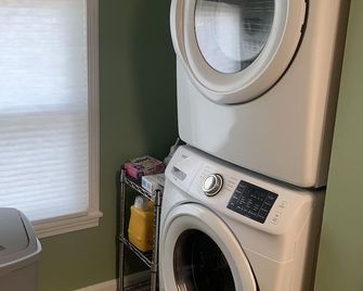 Historic Downtown Morgan Street Apartment - Pet Friendly! - Versailles - Lavandería