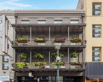 Roami at Bourbon Place - New Orleans - Building