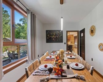 Pocono Riverfront House \ Outdoor Pool \ Sauna \ Hot tub - Bartonsville - Dining room