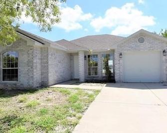 Conveniently located home - Harlingen - Building