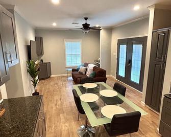 Home Sweet Home - a luxurious escape - Monroe - Dining room