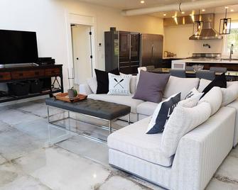 Modern Industrial Getaway - 1 minute walk to the Beach & Boat Launch - Flesherton - Sala de estar