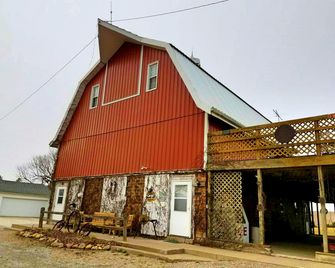 Rustic Barn Rental for a Rural Vacation near Des Moines, Iowa - Montezuma - Building