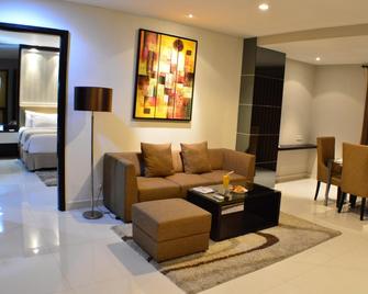 Prime Royal Hotel - Surabaya - Living room