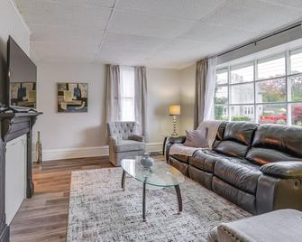 Central Auburn Apartment w/ Porch: Pets Welcome! - Auburn - Living room