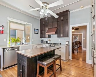 Copper Queen's Retreat - Bisbee - Kitchen
