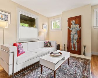 Comfortable home with an artful flair close to PNC, museums and restaurants.. - Pittsburgh - Ruang tamu