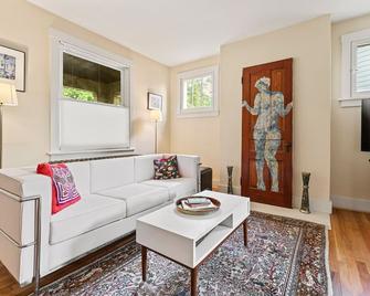 Comfortable home with an artful flair close to PNC, museums and restaurants.. - بيتسبرغ - غرفة معيشة