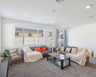 Entire Private 4-Br, Mountain Edge, New House, Ranch, Gated Yard, Available Now - Menifee - Sala de estar