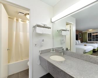 Quality Inn - Gonzales - Bathroom