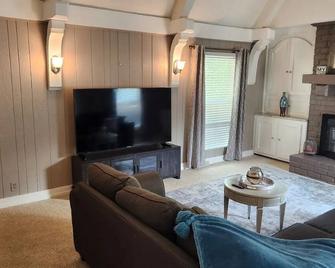 Spacious Home with Pool Hot Tub and Arcade Games . Great Quiet and Safe Location - Omaha - Pokój dzienny