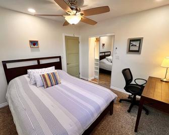 Adorable 1 bedroom house 8 min from La Jolla! - 聖地亞哥 - 臥室