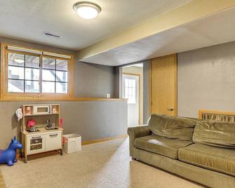 Black Hills Family Home Close to Hiking Trails! - Black Hawk - Living room