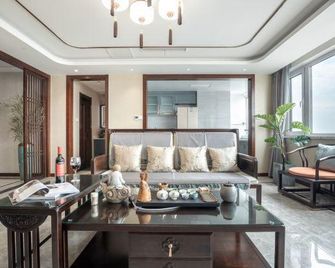 Seaside Cloudscape Homestay (Qingdao May Fourth Square Branch) - Qingdao - Living room