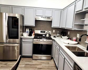 Spacious Family Home in Round Rock w Private Yard - Round Rock - Kitchen