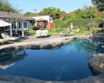 24/7check-in+ Hi speed WI- FI+ Private Bath+ Kitchenette+ Wash & Dry +Parking - Thousand Oaks - Pool