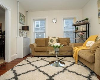 8 Peaceful, Bright apt 3br close to Milton center - Milton - Living room