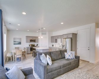 Garden City Townhome with Fireplace Near Bear Lake! - Garden City - Living room