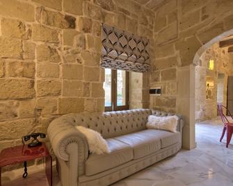 Highly Renovated Ta Rozamari Character House With Pool And Hot Tub - Żejtun - Living room