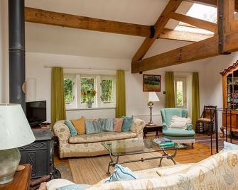 Secluded, Listed Stone Cottage Near Slaithwaite, Family And Pet Friendly - Huddersfield - Living room