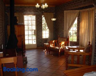 Thaba Tsweni Lodge & Safaris - Graskop - Living room