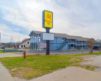 King Bed Non-Smoking - Three Rivers - Building