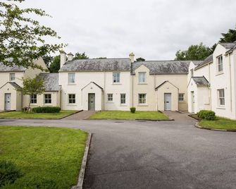 Castle Gardens 3 Bed - 3 Bedrooms - Bunratty - Building