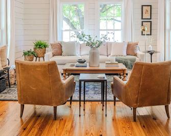 The Mcgregor House Featured On Hgtv - Mc Gregor - Lounge