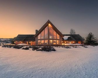 Teton Riverfront Retreat | Spacious, Peaceful, Perfect for Family Adventures - Victor - Gebäude