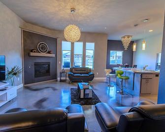 Contemporary Design - Free Parking - Outdoor Grill - Edmond - Living room