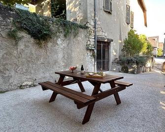 Domaine Cysaril - Gite 4 étoiles - Artemare - Patio