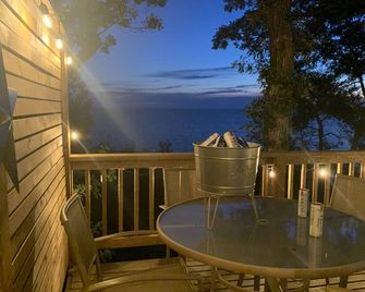 Lakefront Cottage in Grand Beach Provincial Park - Grand Marais - Balcony